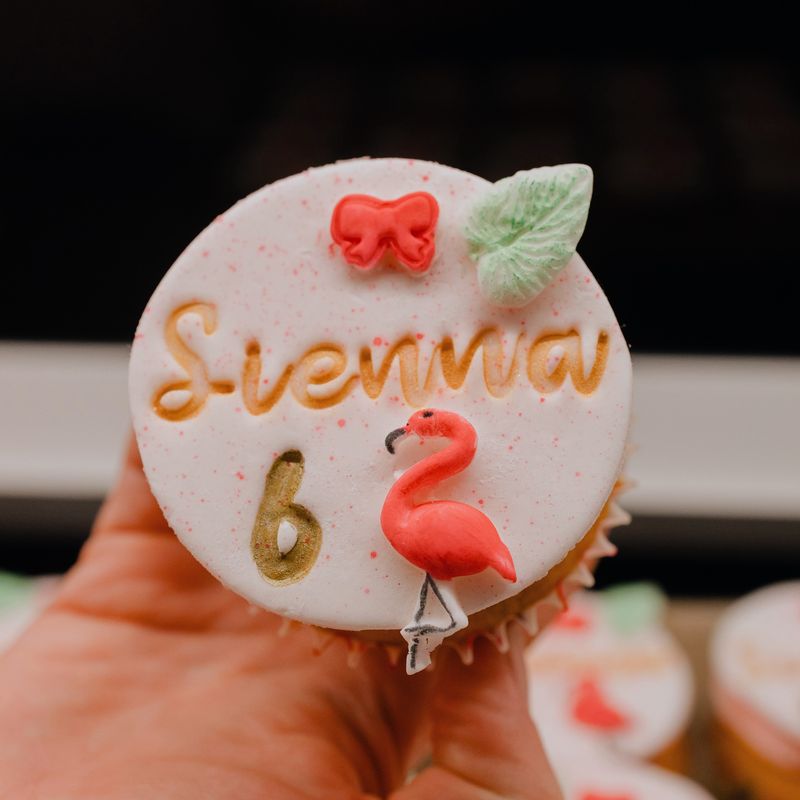Cupcake s imenom, brojem šest i flamingom